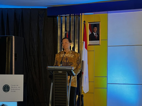 Guru Besar Nanyang Technological University (NTU) Singapura, Ang Peng Hwa, dalam Information Resilience and Integrity Symposium (IRIS) di Universitas Gadjah Mada (UGM), Kamis (21/8). Foto: Pandangan Jogja/Resti Damayanti