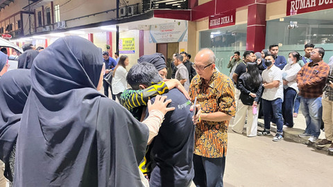 Keluarga dan kerabat MIP, korban penculikan yang tewas mendatangiRS Polri, Jakarta, Kamis (21/8/2025). Foto: Nasywa Athifah/kumparan
