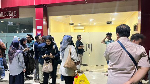 Keluarga dan kerabat MIP, korban penculikan yang tewas mendatangiRS Polri, Jakarta, Kamis (21/8/2025). Foto: Nasywa Athifah/kumparan