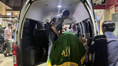 Jenazah pegawai bank (37) yang mayatnya dilakban di Bekasi, dibawa ke Bogor oleh keluarga untuk segera dimakamkan, Kamis (21/8/2025). Foto: Nasywa Athifah/kumparan