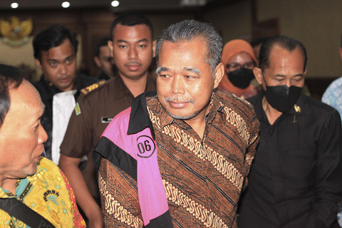 Terdakwa kasus suap vonis lepas Djuyamto (tengah) meninggalkan ruangan seusai menjalani sidang perdana di Pengadilan Tindak Pidana Korupsi, Jakarta, Kamis (21/8/2025).  Foto: Reno Esnir/ANTARA FOTO