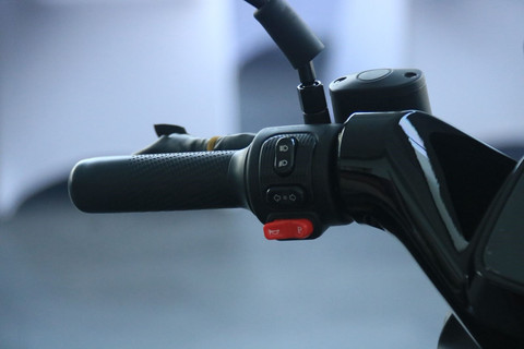 Tombol lampu-lampu dan penanda belok motor listrik Polytron Fox 200. Foto: Syahrul Ghiffari/kumparan