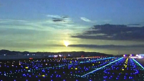 Penampakan meteor di langit Jepang pada Kamis (21/8/2025). Foto: NHK / via AFP