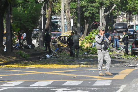 Pasukan militer berjaga setelah ledakan bom truk kargo di dekat pangkalan Angkatan Udara di Cali, Kolombia, Kamis (21/8/2025). Foto: Oswaldo Paez/REUTERS