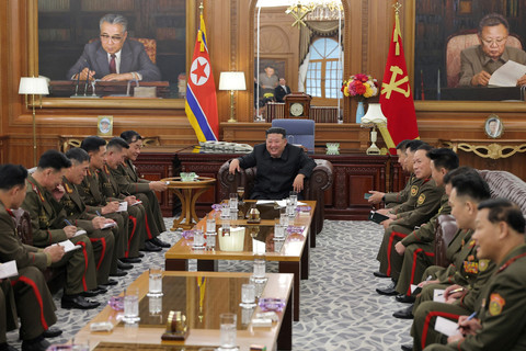 Pemimpin Korea Utara Kim Jong-un menghadiri pertemuan dengan para perwira operasi luar negeri militer di Pyongyang, Korea Utara, Rabu (20/8/2025). Foto: KCNA/via REUTERS