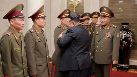 Pemimpin Korea Utara Kim Jong-un menghadiri pertemuan dengan para perwira operasi luar negeri militer di Pyongyang, Korea Utara, Rabu (20/8/2025). Foto: KCNA/via REUTERS