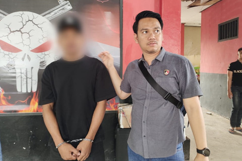 Eras, pelaku pembunuhan Kepala Bank di Jakarta saat ditangkap di Bandara Komodo Labuan Bajo, Kabupaten Manggarai Barat, NTT, Kamis (21/8/2025). Foto: kumparan