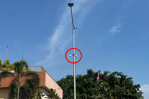 CCTV yang berada di lokasi penculikan pegawai Bank di lahan parkir, Pasar Rebo, Jakarta Timur, Jumat (22/8/2025).
Foto: Rayyan Farhansyah/kumparan