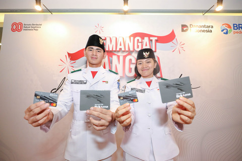 M. A. Kenzo (kiri) dan Bianca Alessia Christabella Lantang (kanan) sebagai anggota Pasukan Pengibar Bendera Pusaka (Paskibraka) nasional menerima dana apresiasi dari BRI Peduli di BRILian Center Jakarta, Rabu (20/08/2025). Foto: Dok. BRI
