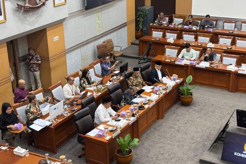 Suasana rapat pembahasan DIM RUU Haji dan Umrah di Komisi VIII DPR RI pada Jumat (22/8/2025). Foto: Abid R...                    </div>

                    <div class=