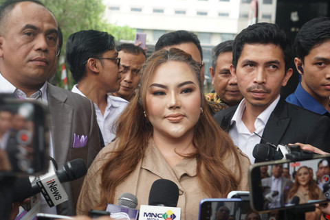Selebgram Lisa Mariana tiba di Gedung Merah Putih KPK, Jakarta, Jumat (22/8/2025). Foto: Febria Adha Larasati/kumparan