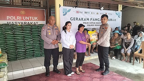 Program Gerakan Pangan Murah yang dilaksanakan Polsek Kakas di Kabupaten Minahasa, Sulawesi Utara.