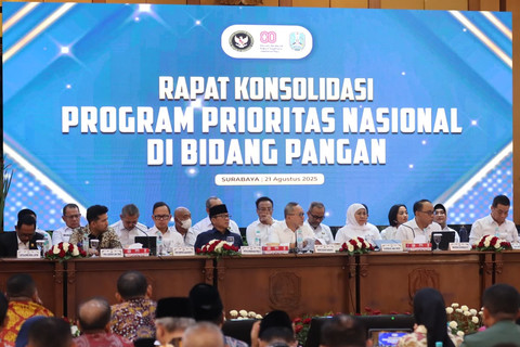 Gubernur Jawa Timur Khofifah saat Rapat Konsolidasi Program Prioritas Nasional Bidang Pangan di Ruang Hayam Wuruk, Kompleks Sekretariat Daerah (Setda) Provinsi Jawa Timur, Kamis (21/8/2025). Foto: Pemprov Jawa Timur