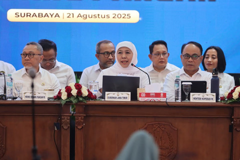 Gubernur Jawa Timur Khofifah saat Rapat Konsolidasi Program Prioritas Nasional Bidang Pangan di Ruang Hayam Wuruk, Kompleks Sekretariat Daerah (Setda) Provinsi Jawa Timur, Kamis (21/8/2025). Foto: Pemprov Jawa Timur