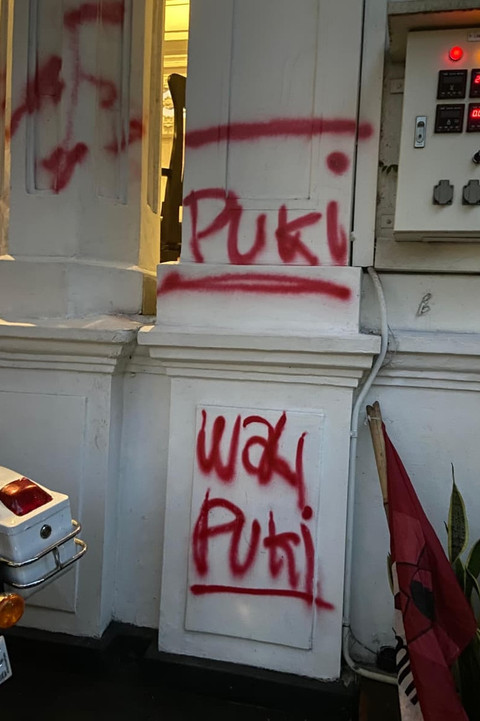 Vandalisme di tembok kantor Wali Kota Bogor oleh massa demo, Kamis malam (21/8/2025). Foto: Dok. Istimewa