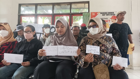 Warga Tayu mengirimkan surat ke Kantor KPK secara serentak di Kantor Pos Tayu, Jumat (22/8/2025). Foto: kumparan