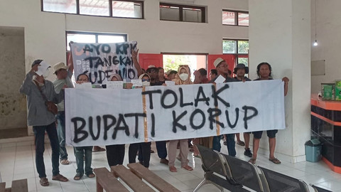 Warga Tayu mengirimkan surat ke Kantor KPK secara serentak di Kantor Pos Tayu, Jumat (22/8/2025). Foto: kumparan