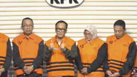 Wamenaker Immanuel Ebenezer mengenakan rompi oranye bersama tersangka lainnya saat dihadirkan dalam sesi konferensi pers pemerasan terkait kasus dugaan pemerasan terhadap perusahaan di Gedung Merah Putih KPK, Jakarta, Jumat (22/8/2025). Foto: Youtube/KPK RI