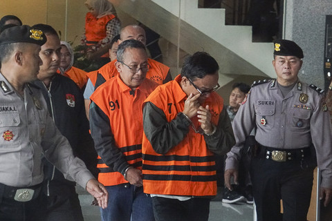 Wamenaker Immanuel Ebenezer mengenakan rompi oranye saat berjalan menuju ruang konferensi pers di Gedung Merah Putih KPK, Jakarta, Jumat (22/8/2025). Foto: Febria Adha Larasati/kumparan
