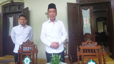 Presiden ke-7 Joko Widodo (Jokowi) di rumahnya di Solo, Jumat (22/8/2025). Foto: kumparan