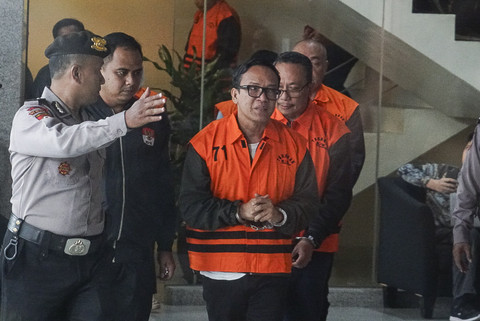 Wamenaker Immanuel Ebenezer mengenakan rompi oranye saat berjalan menuju ruang konferensi pers di Gedung Merah Putih KPK, Jakarta, Jumat (22/8/2025). Foto: Febria Adha Larasati/kumparan