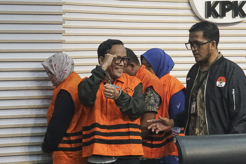 Wamenaker Immanuel Ebenezer mengepalkan tangan saat dihadirkan dalam konferensi pers terkait kasus pemerasan terkait sertifikasi K3 di Gedung Merah Putih KPK, Jakarta, Jumat (22/8/2025). Foto: Febria Adha Larasati/kumparan