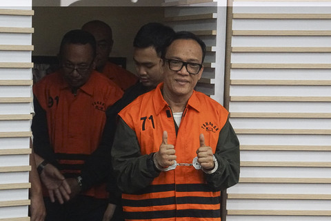 Wamenaker Immanuel Ebenezer memberikan jempol saat dihadirkan dalam konferensi pers terkait kasus pemerasan terkait sertifikasi K3 di Gedung Merah Putih KPK, Jakarta, Jumat (22/8/2025). Foto: Febria Adha Larasati/kumparan