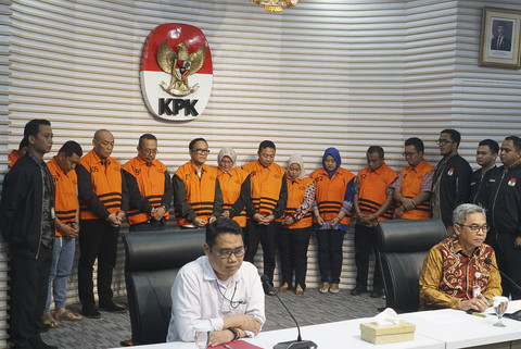 Wamenaker Immanuel Ebenezer mengenakan rompi oranye bersama tersangka lainnya saat dihadirkan dalam sesi konferensi pers pemerasan terkait kasus dugaan pemerasan terhadap perusahaan di Gedung Merah Putih KPK, Jakarta, Jumat (22/8/2025). Foto: Febria Adha Larasati/kumparan