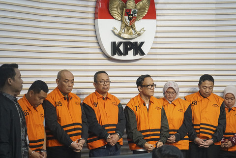Wamenaker Immanuel Ebenezer mengenakan rompi oranye bersama tersangka lainnya saat dihadirkan KPK, Jakarta, Jumat (22/8/2025). Foto: Febria Adha Larasati/kumparan