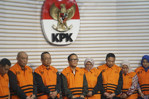 Wamenaker Immanuel Ebenezer mengenakan rompi oranye bersama tersangka lainnya saat dihadirkan dalam sesi konferensi pers pemerasan terkait kasus dugaan pemerasan terhadap perusahaan di Gedung Merah Putih KPK, Jakarta, Jumat (22/8/2025). Foto: Febria Adha Larasati/kumparan