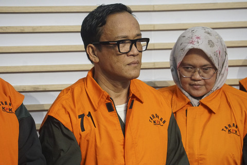 Wamenaker Immanuel Ebenezer mengenakan rompi oranye dihadirkan dalam sesi konferensi pers pemerasan terkait kasus dugaan pemerasan terhadap perusahaan di Gedung Merah Putih KPK, Jakarta, Jumat (22/8/2025). Foto: Febria Adha Larasati/kumparan