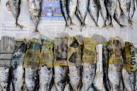 Ikan bandeng yang dibungkus menggunakan kertas bekas. Foto: Shutterstock