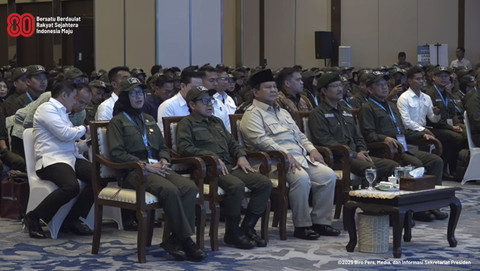 Presiden Prabowo Subianto bersama Mendagri Tito Karnavian, Mensos Saifullah Yusuf, dan Menteri Pemberdayaan Masyarakat Muhaimin Iskandar saat menghadiri acara Retreat Guru dan Kepala Sekolah Rakyat di JIExpo Kemayoran, Jakarta, Jumat (22/8/2025). Foto: Youtube/Sekretariat Presiden