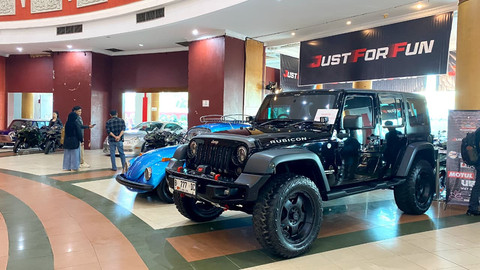 Koleksi mobil dalam event 'Pontianak International Automotive Festival 2025' di PCC. Foto: Alycia Tracy Nabila/Hi!Pontianak