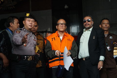 Wamenaker Immanuel Ebenezer mengenakan rompi tahanan KPK menuju mobil tahanan usai menjalani pemeriksaan di Gedung Merah Putih KPK, Jakarta, Jumat (22/8/2025). Foto: Febria Adha Larasati/kumparan