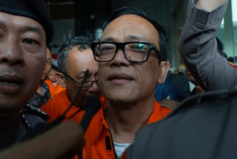 Wamenaker Immanuel Ebenezer mengenakan rompi tahanan KPK menuju mobil tahanan usai menjalani pemeriksaan di Gedung Merah Putih KPK, Jakarta, Jumat (22/8/2025). Foto: Febria Adha Larasati/kumparan