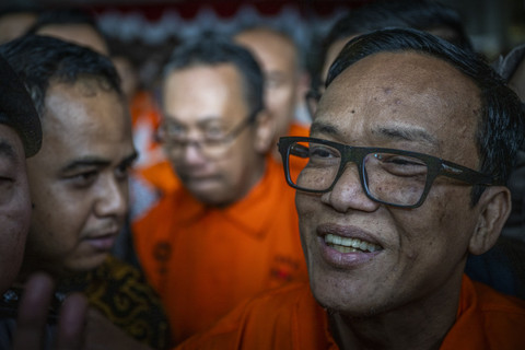 Wakil Menteri Ketenagakerjaan (Wamenaker) Immanuel Ebenezer (kanan) berjalan menuju mobil tahanan usai dihadirkan sebagai tersangka saat konferensi pers di Gedung Merah Putih KPK, Jakarta, Jumat (22/8/2025). Foto: Bayu Pratama S/ANTARA FOTO