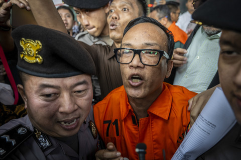 Wakil Menteri Ketenagakerjaan (Wamenaker) Immanuel Ebenezer (kanan) berjalan menuju mobil tahanan usai dihadirkan sebagai tersangka saat konferensi pers di Gedung Merah Putih KPK, Jakarta, Jumat (22/8/2025). Foto: Bayu Pratama S/ANTARA FOTO