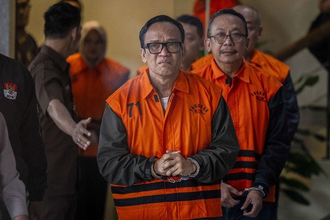Wakil Menteri Ketenagakerjaan (Wamenaker) Immanuel Ebenezer (tengah) bersama tersangka lainnya berjalan menuju ruang konferensi pers usai terjaring OTT KPK di Gedung Merah Putih KPK, Jakarta, Jumat (22/8/2025). Foto: Bayu Pratama S/ANTARA FOTO