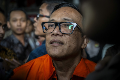 Wakil Menteri Ketenagakerjaan (Wamenaker) Immanuel Ebenezer (tengah) berjalan menuju mobil tahanan usai dihadirkan sebagai tersangka saat konferensi pers di Gedung Merah Putih KPK, Jakarta, Jumat (22/8/2025). Foto: Bayu Pratama S/ANTARA FOTO