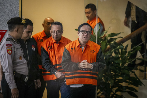 Wakil Menteri Ketenagakerjaan (Wamenaker) Immanuel Ebenezer (ketiga kanan) bersama tersangka lainnya berjalan menuju ruang konferensi pers usai terjaring OTT KPK di Gedung Merah Putih KPK, Jakarta, Jumat (22/8/2025). Foto: Bayu Pratama S/ANTARA FOTO