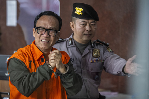 Wakil Menteri Ketenagakerjaan (Wamenaker) Immanuel Ebenezer (kiri) berjalan menuju ruang konferensi pers usai terjaring OTT KPK di Gedung Merah Putih KPK, Jakarta, Jumat (22/8/2025). Foto: Bayu Pratama S/ANTARA FOTO