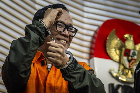 Wakil Menteri Ketenagakerjaan (Wamenaker) Immanuel Ebenezer saat dihadirkan sebagai tersangka usai terjaring OTT KPK pada konferensi pers di Gedung Merah Putih KPK, Jakarta, Jumat (22/8/2025). Foto: Bayu Pratama S/ANTARA FOTO