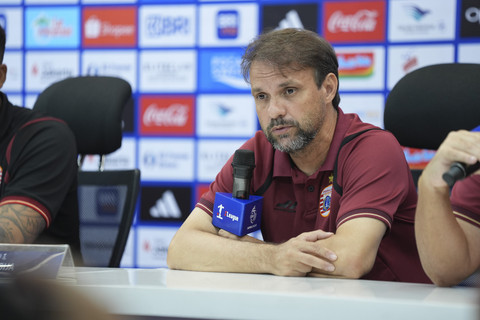 Pelatih Persija Jakarta Mauricio Souza menjawab pertanyaan wartawan dalam sesi konferensi pers jelang laga melawan Malut United dalam pertandingan BRI Super League musim 2025/2026 di Jakarta Internasional Stadium, Jakarta, Jumat (22/8/2025). Foto: Dok. Persija