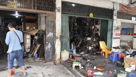 Bekas tempat bangku besi yang hilang di Toko Sumber Berkat Sparepart Mobil, Medan, Jumat (22/8/2025). Foto: Amar Marpaung/kumparan