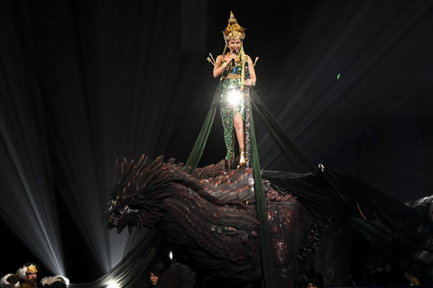 Penyanyi Yura Yunita tampil dalam Pagelaran Sabang-Merauke 2025 di Indonesia Arena, Senayan, Jakarta, Jumat (22/8/2025). Foto: Sulthony Hasanuddin/ANTARA FOTO