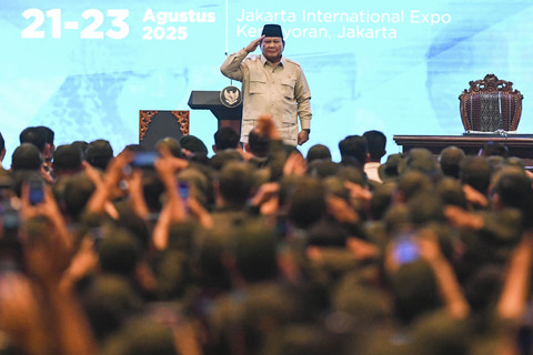 Presiden Prabowo Subianto memberikan memberikan hormat saat pembekalan Guru dan Kepala Sekolah Rakyat di Jakarta, Jumat (22/8/2025). Foto: Hafidz Mubarak A/ANTARA FOTO