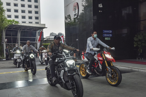 Petugas mengendarai sepeda motor milik Wakil Menteri Ketenagakerjaan Immanuel Ebenezer yang disita KPK di Jakarta Selatan, Kamis (21/8/2025). Foto: Fakhri Hermansyah/ANTARA FOTO