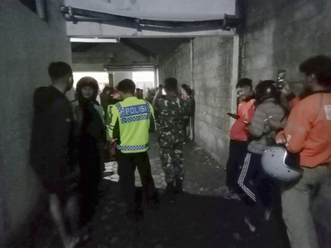 Sejumlah kurir makanan online di Sleman menggeruduk pelanggannya, Kamis (21/8) malam. Pelanggan tersebut beberapa kali mengajukan pengembalian dana yang merugikan resto dan kurir.  Foto: Dok. Polresta Sleman