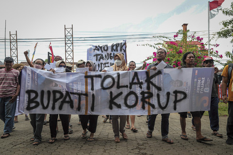 Sejumlah warga yang terdampak kebijakan kenaikan pajak oleh Bupati Pati Sudewo melakukan unjuk rasa di Kantor Pos Tayu, Kabupaten Pati, Jawa Tengah, Jumat (22/8/2025). Foto: Iqbal Firdaus/kumparan